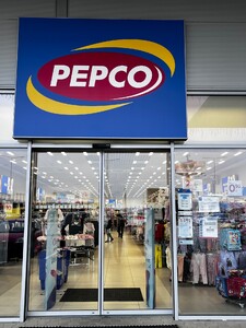 Populárny reťazec s lacnými produktmi pôsobiaci aj na Slovensku zatvára desiatky obchodov. Prezradili dôvody