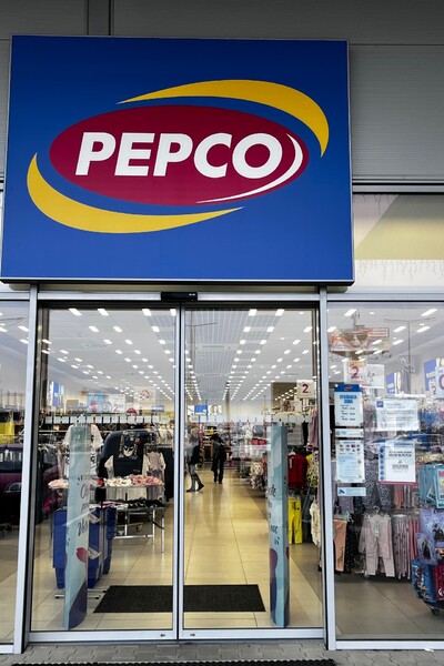 Populárny reťazec s lacnými produktmi pôsobiaci aj na Slovensku zatvára desiatky obchodov. Prezradili dôvody