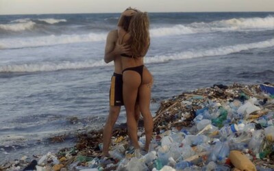 Pornhub natočil porno na pláži plné plastového odpadu. Za každé zhlédnutí přispěje k čištění oceánů