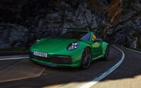 Porsche uviedlo ikonický model 911 pre pôžitkárov. Má 385 koní, 7-stupňový manuál, nižšiu hmotnosť a tenšie sklá