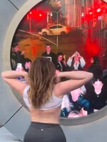 Portál, ktorý spája New York a Dublin, museli vypnúť. Ľudia si cez neho ukazovali zadky, prsia a neslušné gestá