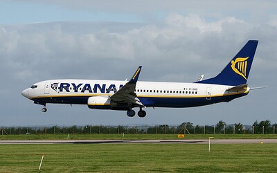 Posádka Ryanairu nařídila matce, aby přestala kojit své dítě