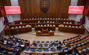 Poslanci otvorili schôdzu na druhýkrát. Huliak odmietol hlasovať a jeden z poslancov sa pomýlil