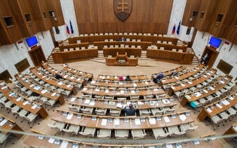 Poslanci schválili zákon, ktorý má zabrániť odchodu zdravotníkov. Dostanú vyššie platy a kratší pracovný čas