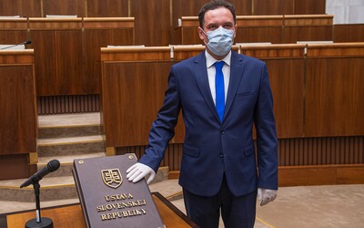 Poslanec OĽaNO hlasoval s kotlebovcami, dostal 3-mesačný trest. Chcel na vlastnú päsť obmedziť interrupcie.