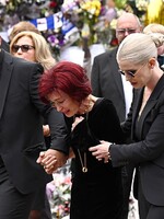 Posledná rozlúčka s Ozzym Osbournom: Desaťtisíce smútiacich zaplavili ulice Birminghamu