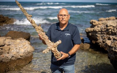 Potápěč našel pod vodou 900 let starý meč z dob křížových výprav 