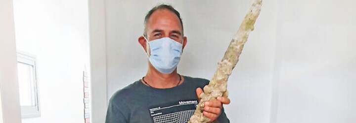 Potápěč našel pod vodou 900 let starý meč z dob křížových výprav 
