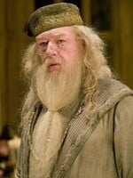 Potvrzeno! Seriálový Harry Potter našel svého Brumbála