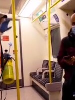 Pouliční umělec Banksy poprvé na videu: Posprejoval londýnské metro s odkazy o koronaviru