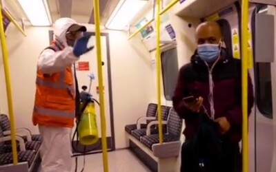 Pouliční umělec Banksy poprvé na videu: Posprejoval londýnské metro s odkazy o koronaviru