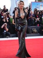 Pôvabná Georgina či dcéra Michaela Jacksona. Pozri si TOP outfity z červeného koberca v Benátkach