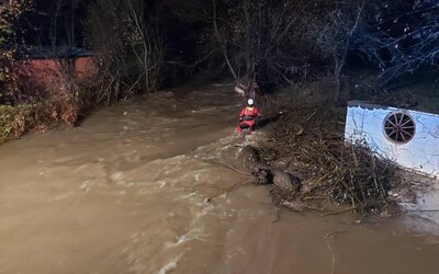 Povedal „tak čaute“ a skočil do potoka. Levickí policajti zachraňovali opitého dôchodcu