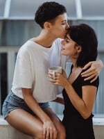 Povinná heterosexualita se může projevovat jako nuda při sexu i stud ve společných šatnách. Víš, jak poznáš, že jsi možná lesba?