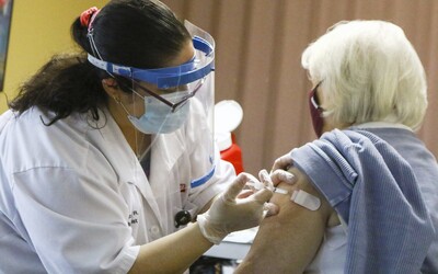 Povinné očkovanie proti covidu zavádza čoraz viac krajín. Kanada ohlásila, že ho musia mať všetci štátni zamestnanci