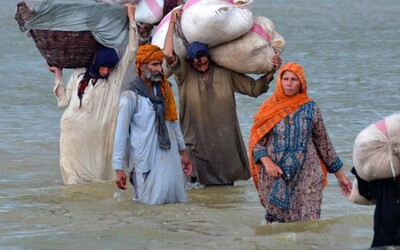 Povodně v Pákistánu připravily o život nejméně 1 000 lidí, více než 33 milionů lidí muselo opustit své domovy