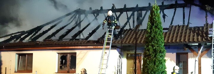 Požár Jirny: Nepřežil jeden člověk. U tragédie v rodinném domě zasahovaly desítky hasičů