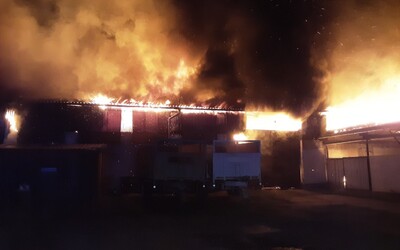 Požár na Olomoucku: Plameny zachvátily průmyslovou halu, škoda přesáhne 12 milionů