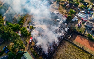 Požár u Orlíku: Shořela restaurace a karavan, škoda je za více než milion korun 