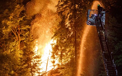 Požár v Hřensku hasiči z půlky uhasili. Hašení denně přijde nejméně na 20 milionů korun