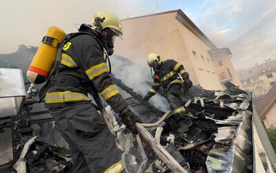 Požár v Olomouci: Hořela dvě patra domu i střecha, škoda za 8 milionů korun