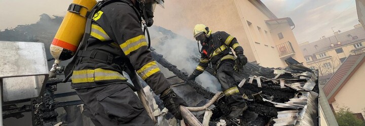 Požár v Olomouci: Hořela dvě patra domu i střecha, škoda za 8 milionů korun