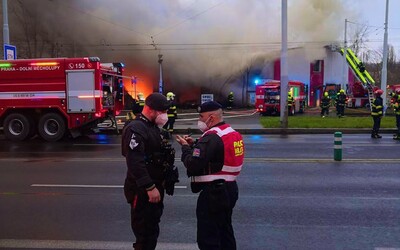Požár v Praze: U hořící haly zasahovalo 60 hasičů, oblak kouře monitoruje vrtulník