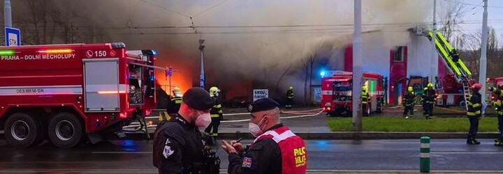 Požár v Praze: U hořící haly zasahovalo 60 hasičů, oblak kouře monitoruje vrtulník
