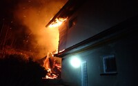 Požár v Zubří: Hořel rodinný dům, škoda je zhruba tři miliony korun