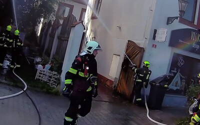 Požár v centru Plzně způsobil škody za 5 milionů. Záběry ukazují, jak se s hasiči propadl strop