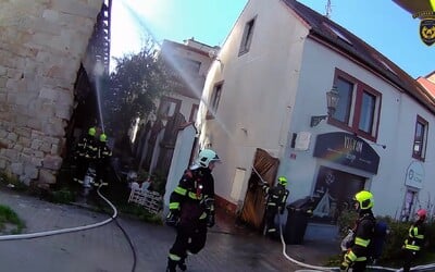 Požár v centru Plzně způsobil škody za 5 milionů. Záběry ukazují, jak se s hasiči propadl strop