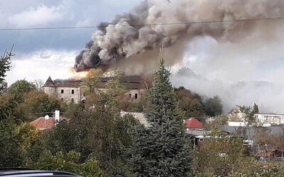 Požiar kaštieľa v Ožďanoch: Zhorela celá strecha, škody vyčíslili na 300-tisíc eur
