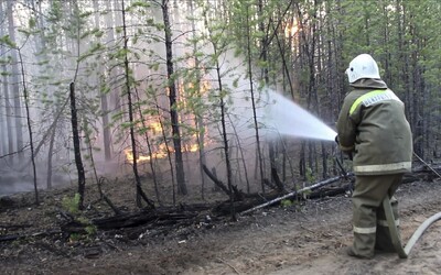 Požáry na Sibiři už pohltily lesy o rozloze Řecka, kouřový oblak je už větší než Evropská unie