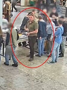 Poznáte ho? Polícia pátra po mužovi, ktorý na výstave v Ružinove ukradol nôž za tisíc eur
