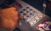Pozor na nový trik některých bankomatů. Strhávají poplatky navíc