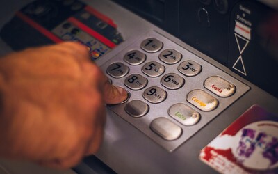 Pozor na nový trik některých bankomatů. Strhávají poplatky navíc