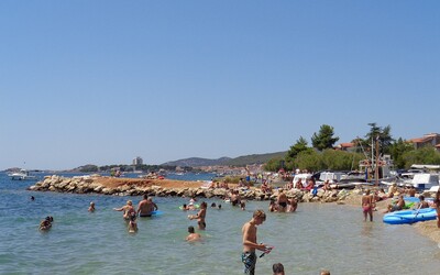 Pozor na turistické pasce v Chorvátsku. Bar v známom letovisku začal vyberať poplatok za položenie uteráka na piesok 