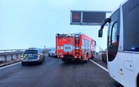 Pozor pri návrate domov, na diaľnici D1 v Česku sa zrazilo 40 áut