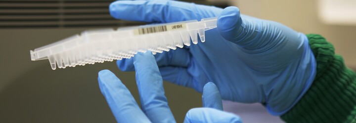 Pozreli sme sa do laboratória, kde sa testujú odobraté vzorky na  koronavírus