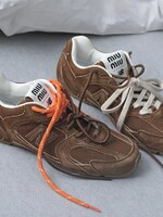 Pozri si TOP tenisky roku 2024. Dominujú štýly Asics a New Balance, ale nechýbajú ani rakety od Travisa Scotta či Balenciagy