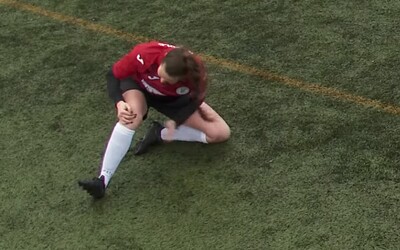 Pusť si video, jak fotbalistce vyskočilo koleno. Údery si ho vrátila zpět a odehrála celý zápas