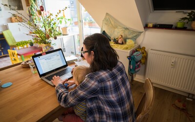Práca z domu môže byť ocenená peniazmi navyše. Vláda v Česku chce potešiť ľudí pracujúcich z home officeu