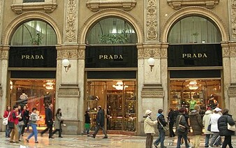 Prada plánuje veľký krok: Luxusný dom Versace môže čoskoro zmeniť majiteľa, Capri Holdings zvažuje predaj celého portfólia