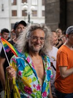 Prague Pride 2022: V Praze se pochodovalo za queer práva. Centrum města zahalily barvy, láska i radost ze života (Reportáž)