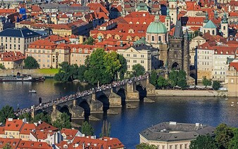 Praha 1 chce zakázat oblíbené pub crawls. Hluční turisté prý narušují veřejný prostor