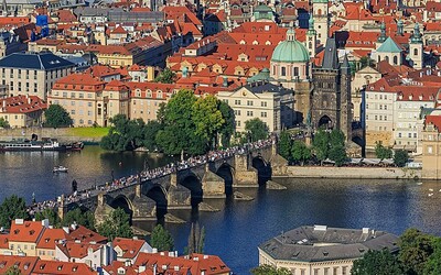 Praha 1 chce zakázat oblíbené pub crawls. Hluční turisté prý narušují veřejný prostor