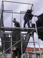 Praha 6 odstraňuje od sochy sovětského maršála plot i lešení, potřela ji antigraffiti nátěrem