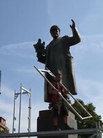 Praha 6 zakrývá plachtou sochu sovětského maršála Koněva, aby ji už nikdo znovu nepomaloval