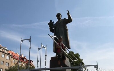 Praha 6 zakrývá plachtou sochu sovětského maršála Koněva, aby ji už nikdo znovu nepomaloval