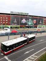Praha hostí finále Evropské konferenční ligy a valí se do ní desetitisíce lidí. Jaká omezení čekají pražské obyvatele?
